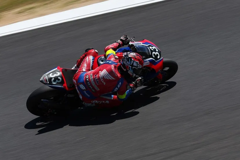 鈴鹿8耐決勝|12号車ヨシムラが超好スタート! 33号車HRC&7号車YARTバトルに観客沸く