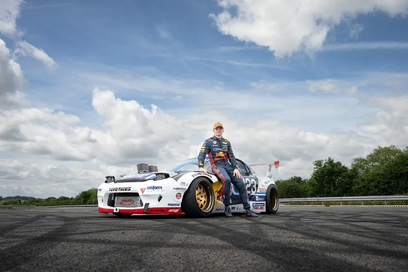 フェルスタッペン、600馬力のマツダRX-7でドリフトにチャレンジ！　レッドブルF1代表がパイロン代わりに