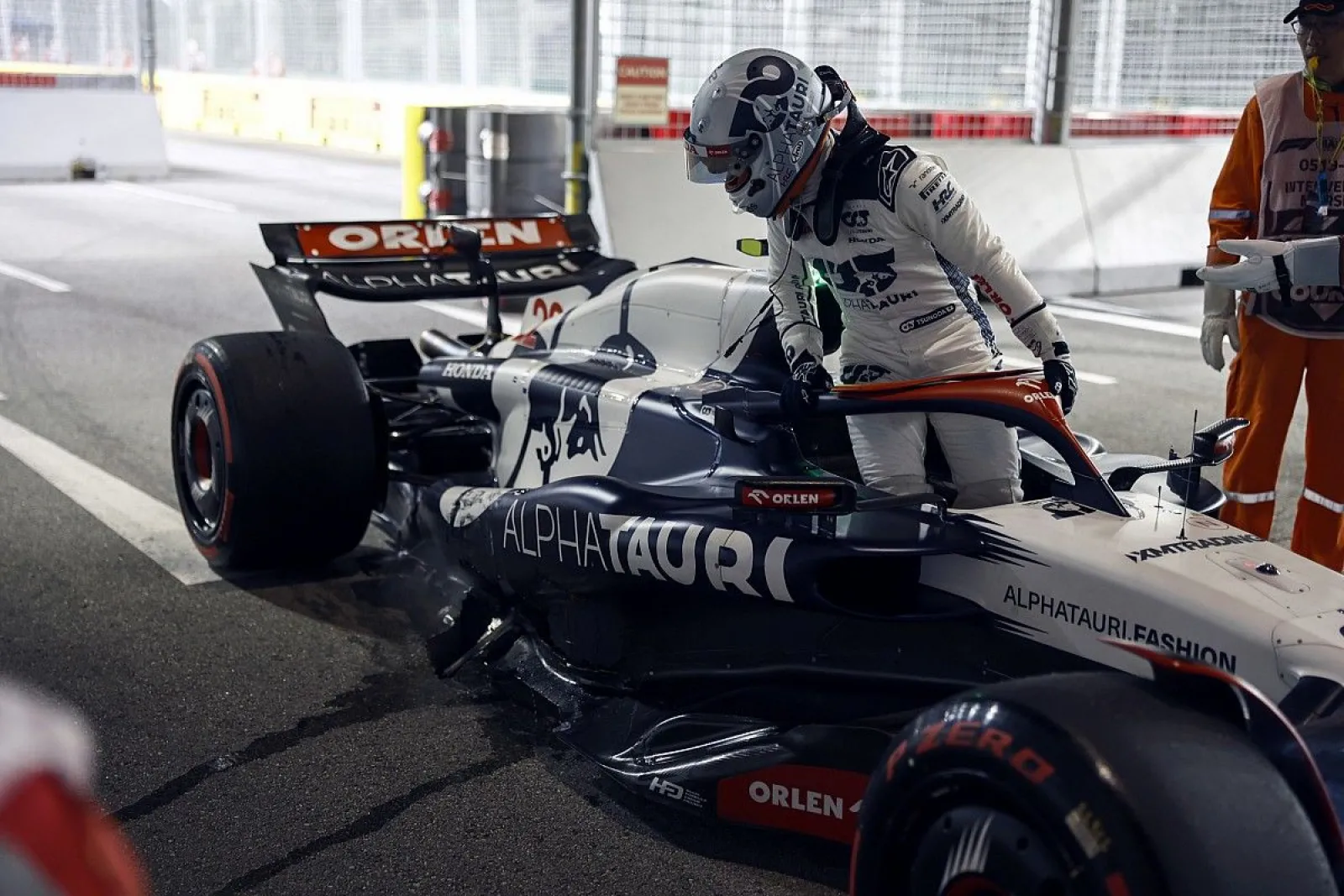 角田裕毅のシンガポールGPは、1周目で終了……ペレスと接触しマシンに大