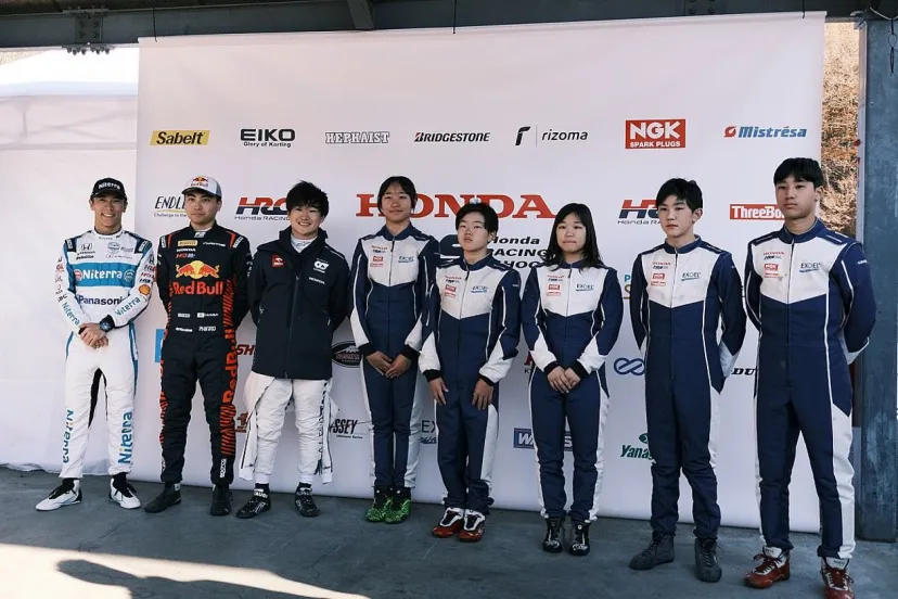 角田裕毅と岩佐歩夢、ホンダ・レーシングスクールの生徒とカートバトル。佐藤琢磨“校長”見守る中で角田はスピン