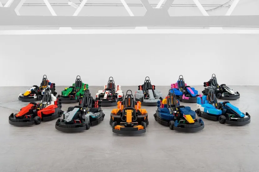 レゴ製マシンによるF1ドライバーの本気(?)対決ふたたび……イギリスGPのドライバーズパレード用に、レゴ2万8000個使ったマシン22台を用意