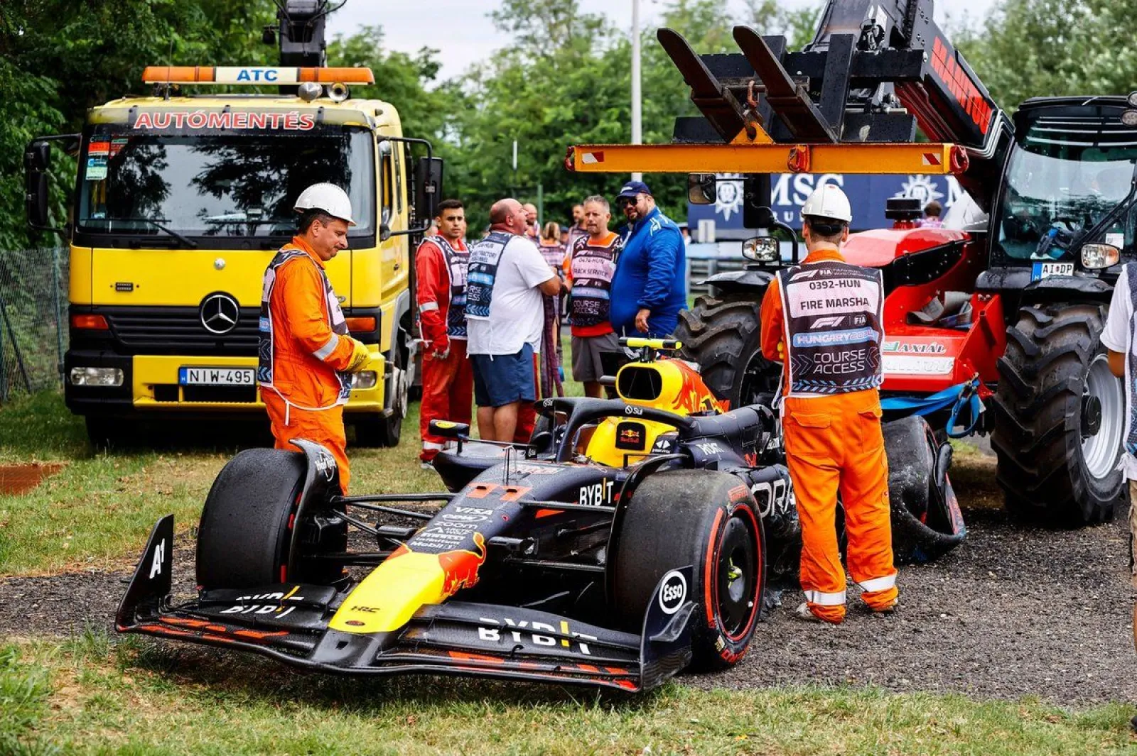 セルジオ・ペレス、予選Q1でまたもクラッシュ。レッドブル解雇の危機的状況から「これは痛い」|F1ハンガリーGP モータースポーツ カー