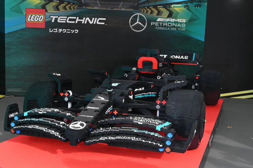 レゴブロックでできた実物大メルセデスF1マシンが世界初公開！　19万ピース集めればあなたも作れるカモ