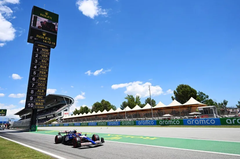 F1スペインFP2速報｜メルセデスのハミルトンが最速！　2番手サインツJr.、3番手ノリス。角田裕毅は15番手
