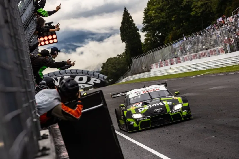 37号車Deloitte TOMS、65号車LEONが王座争いで大きな2勝目！　ダンプ路面の難コンディションを制する｜スーパーGT第6戦SUGO