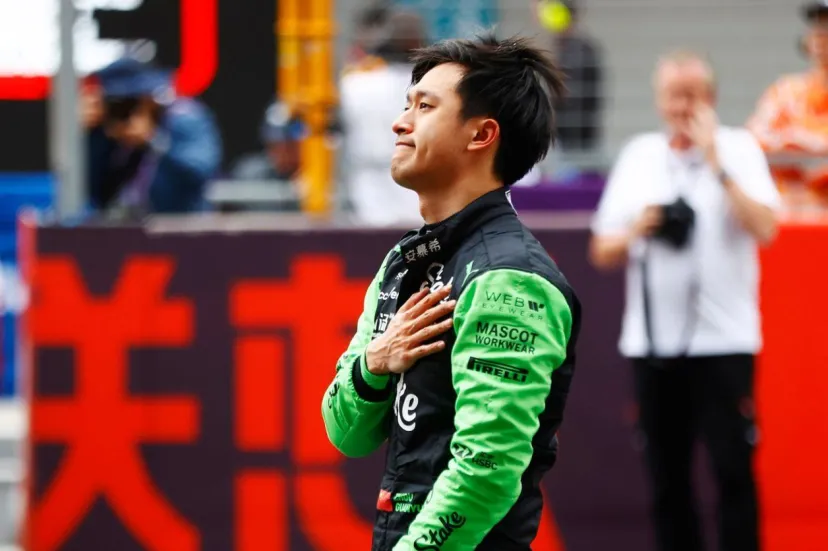 夢を叶え、歴史を作った男に万雷の拍手。初の中国人F1ドライバーとして母国GP戦った周冠宇、感極まる「これだけの熱気や愛に触れたのは初めて」