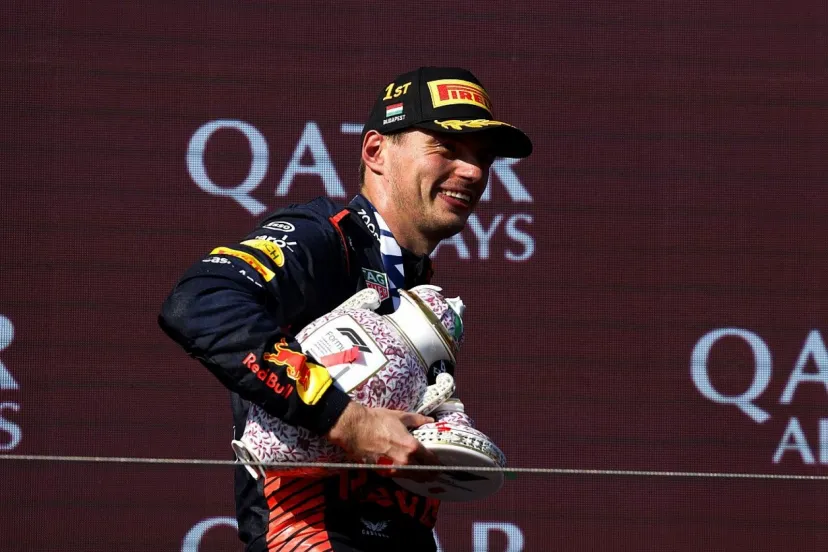 ランドは触らないでね！　フェルスタッペン、ハンガリーGPで破壊された優勝トロフィーの代わり受け取る。ノリスには“請求書“