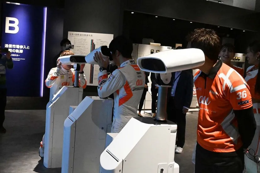 気分は社会科見学！？　au TOMSのドライバー・監督・サーキットクイーンがKDDIミュージアムで通信の歴史に触れる。ショルダーフォンで「しもしも〜？」