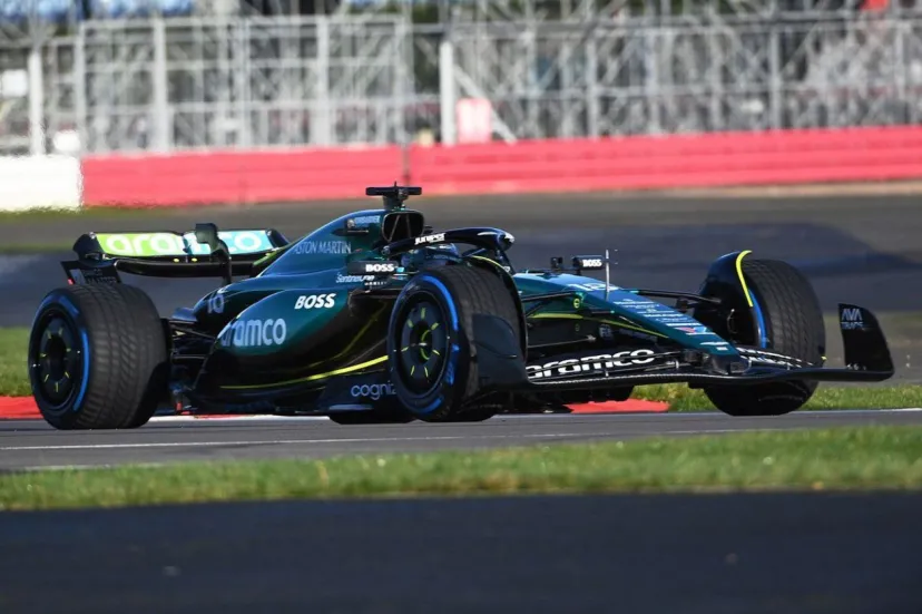 アストンマーティンAMR24、発表直後にシルバーストンを走行。オーナーも見守る中、ストロールが乗り込みコースイン！