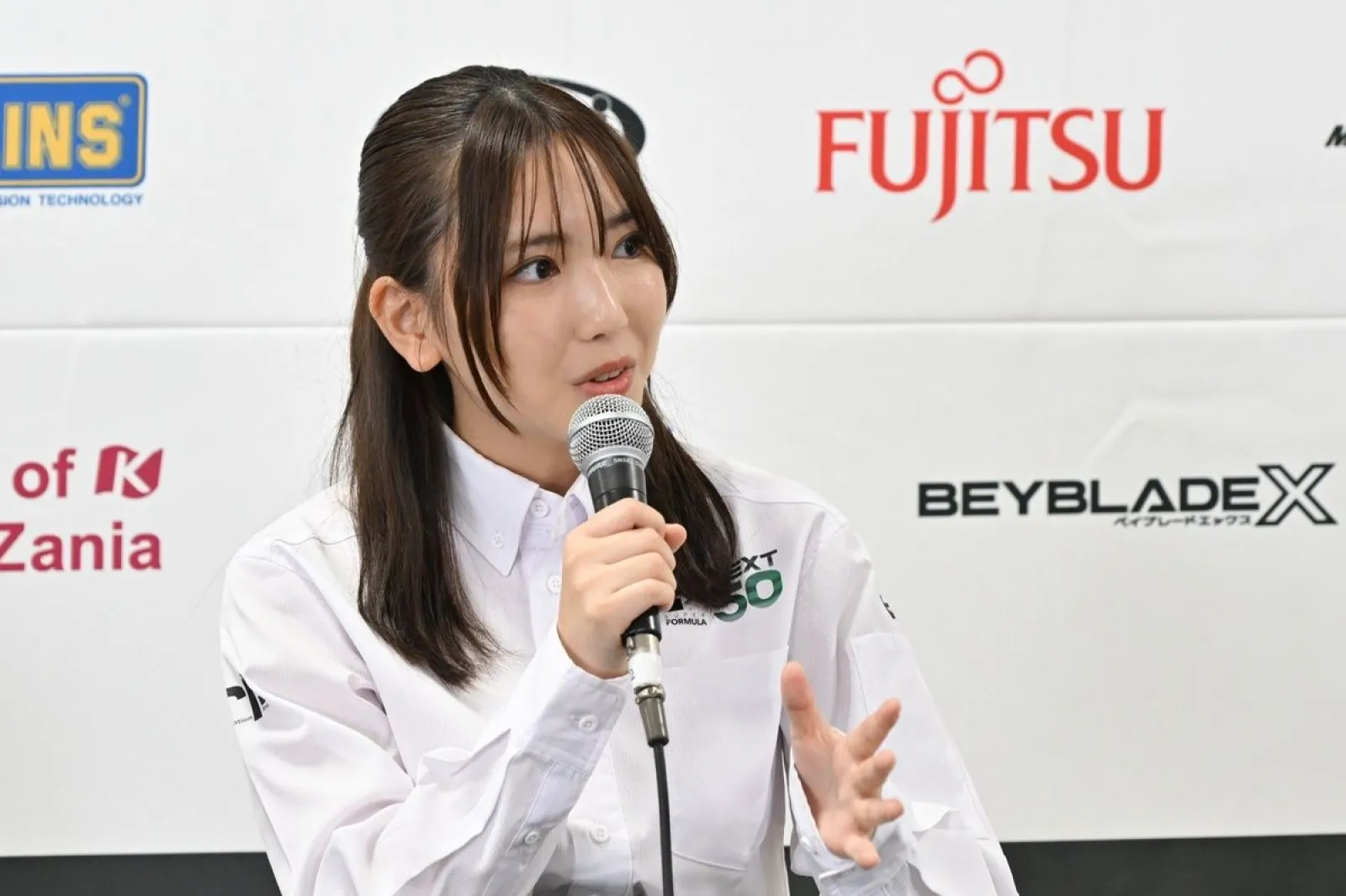 F1女性スタッフ 令和のモタスポ女子が感じる魅力。“ネトフリF1新規”の沢口愛華が熱弁「戦う選手の顔ってなんでこんなにカッコいいんだろう」 | モータースポーツ |  カーライフ・カー用品サイトMOBILA（モビラ）