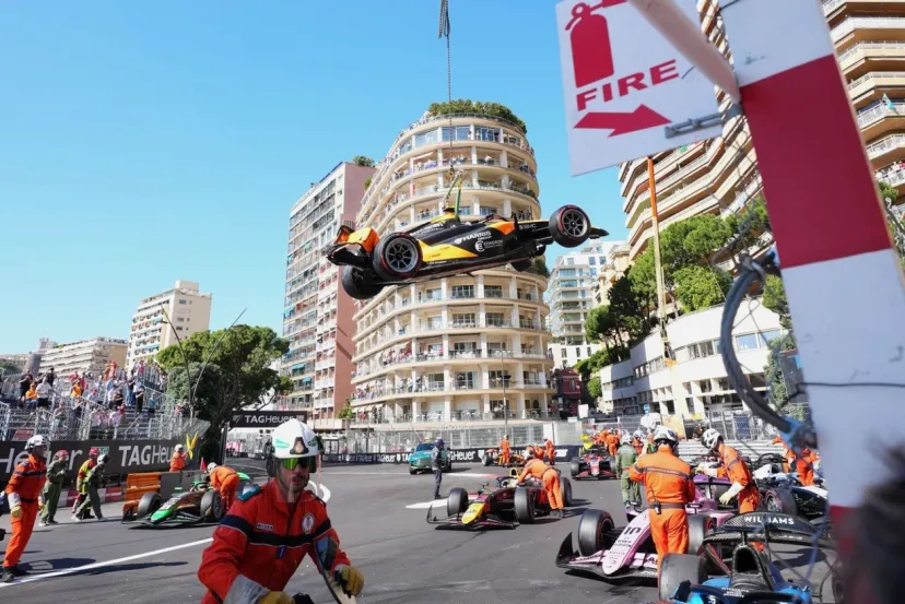 計9台リタイアの大混戦！　クロフォードがピットタイミング逃さず逆転優勝。レースは赤旗終了｜FIA F2モナコ フィーチャーレース