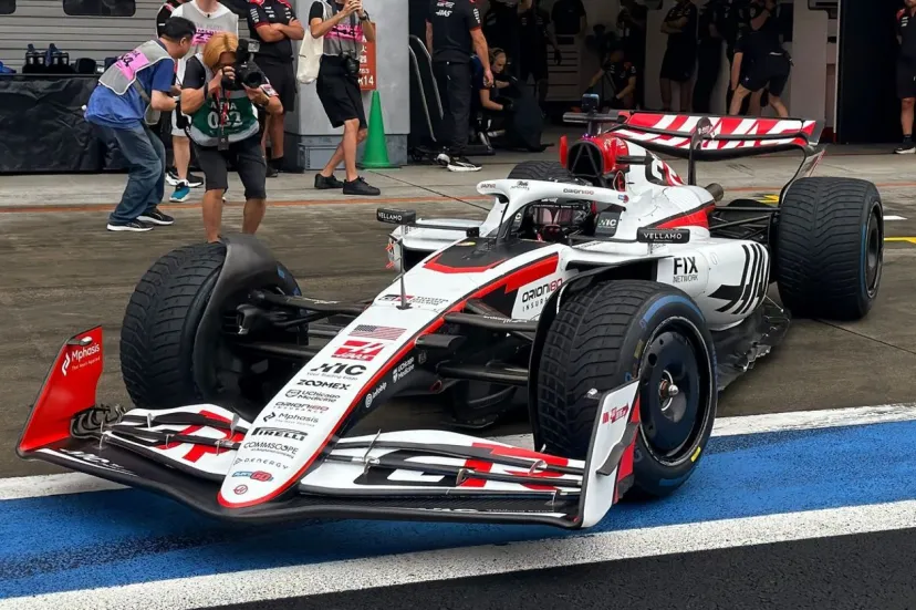 TGRハースF1の旧車テストが富士スピードウェイでスタート。生憎の天候も、坪井翔がまず15周を走行。この後福住仁嶺がF1初ドライブへ
