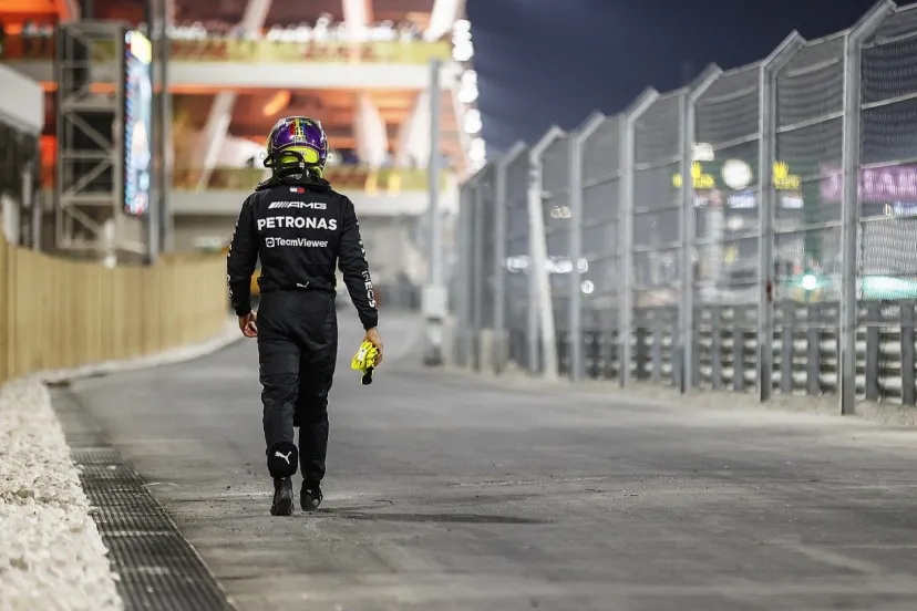 FIA、F1カタールGPでのハミルトンの”コース横断事件”再検証を決める。追加制裁はなく、将来に向けてのペナルティの明確化が狙いか？