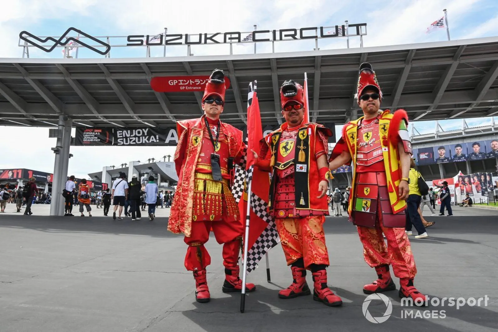 世界よ見たか！ これが”鈴鹿のF1ファン”だ。外国人記者が見た、日本のF1ファンの素晴らしさ「彼らにとってはF1ドライバーも、エンジニアもチーム代表も、全てがヒーローなんだ」  | モータースポーツ | カーライフ・カー用品サイトMOBILA（モビラ）