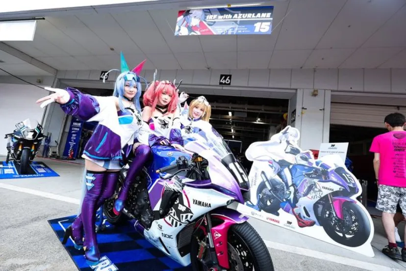 アズレン×ヤマハ、鈴鹿8耐コラボも3年目! コスプレで参加のレースクイーンが感じた“異世界”とは? 無理承知で「ほぼ紐衣装」実現の要望も