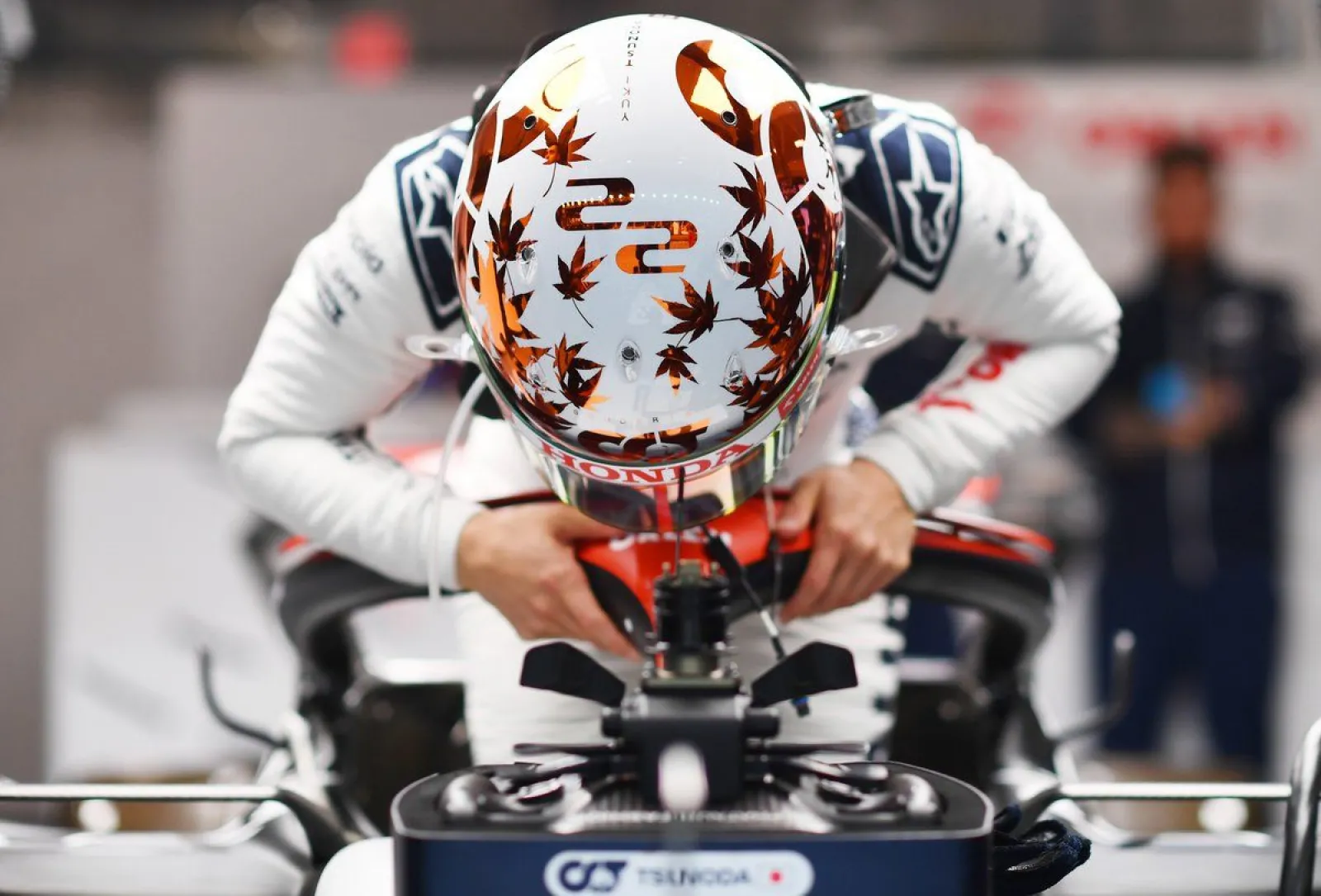 ギャラリー】角田裕毅の2023年シーズン全ヘルメット、紅葉柄コンセプト 