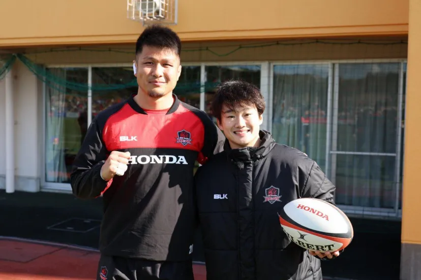 角田裕毅、初めてのラグビー生観戦！　特別サポーターとして三重ホンダヒートを応援。“人間戦車”の迫力に圧倒される