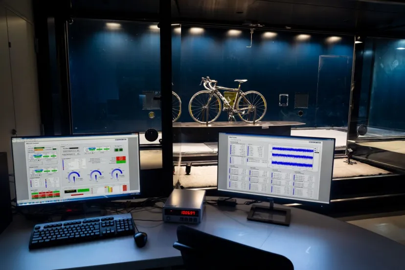 レーシングカー開発の大型風洞設備に「競技用自転車空力計測システム」を設置