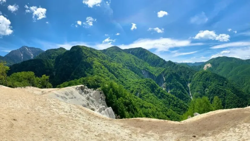 残雪の花の山に、海辺の砂浜のような絶景の山！ │ ランドネたのしみ隊の山行記録 #９