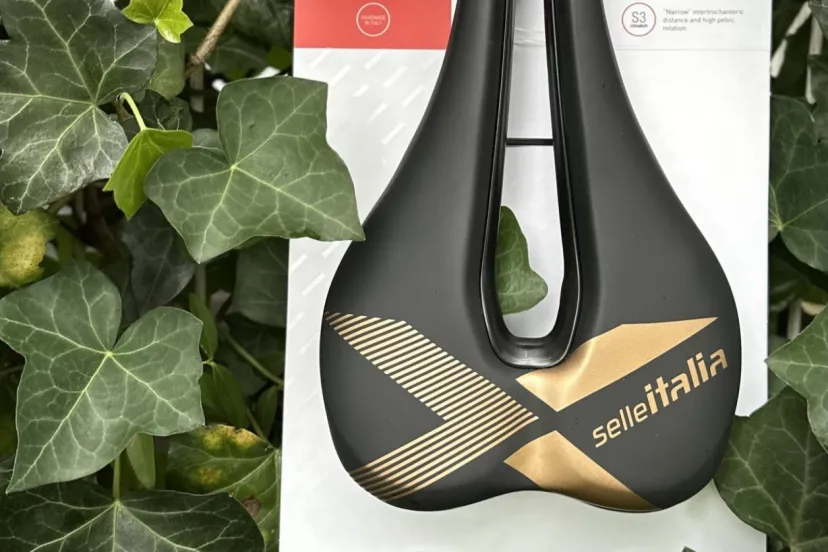 ゴールドロゴが輝く限定コラボサドル第2弾「X-BOW SUPERFLOW」｜DAVOS×Selle Italia