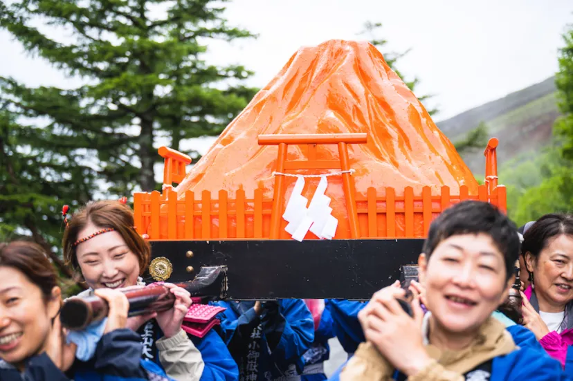 4年ぶりに復活。富士山型のおみこしが行く！（富士山開山祭り）│ 神様百名山を旅する　番外編がやってきた！