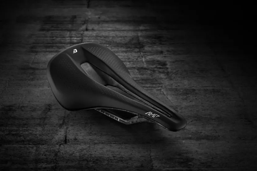 一体型カーボンレールの超軽量サドル「CADEX AMP」7月末より発売｜CADEX