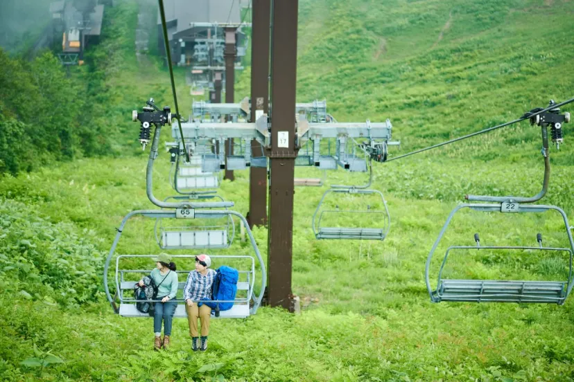 暑さを忘れる涼しい山旅。ゴンドラとリフトを使って標高2,000mへ｜ランドネ100楽山（丸山・長野県）