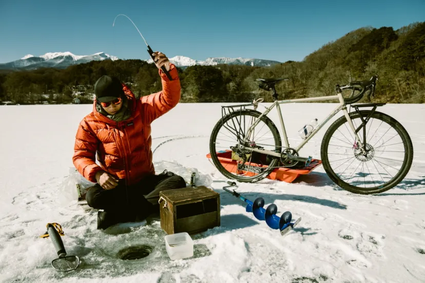 【長野・松原湖】期間限定の憧れの釣り。氷上のワカサギに自転車で挑む!｜BIKE ＆ FISH