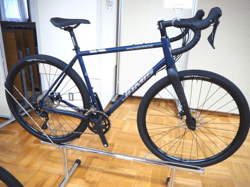 スチールバイクでアドベンチャーへ！　日本限定カラーのNEWレネゲードＳシリーズ｜JAMIS