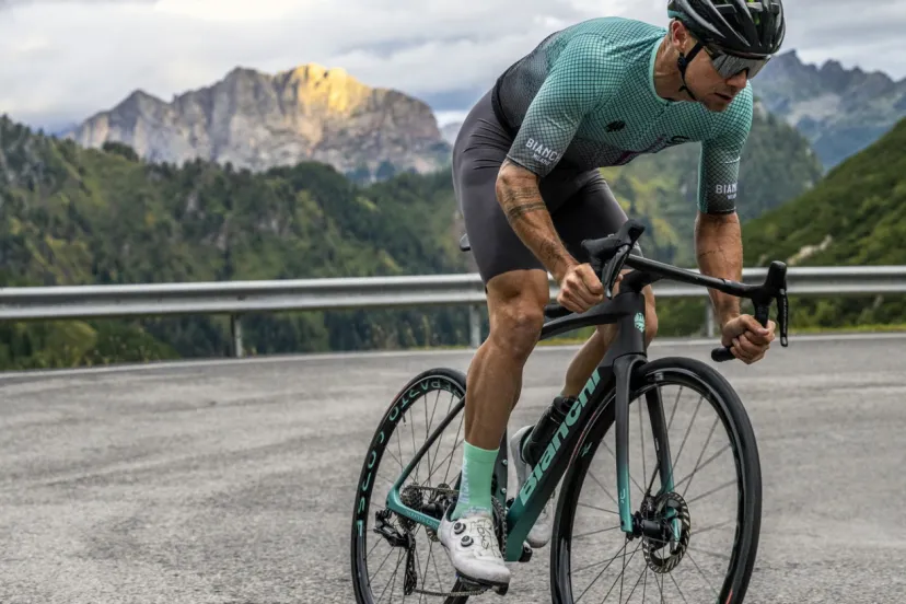 新型「Specialissima」登場、軽さと登坂力を追求した6.6kgの超軽量ロード｜Bianchi