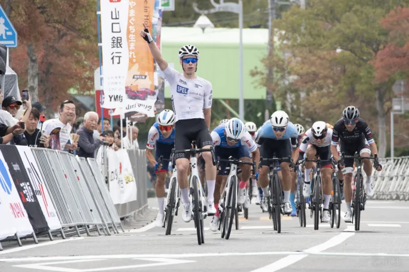 スプリントでバス・ファンベルが勝利、愛三工業の岡本が2位｜山口ながとクリテリウム
