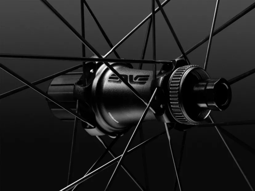 軽量化＆横剛性アップ！　新型ロードハブ「ROAD INNERDRIVE SYSTEM HUBS」を発表｜ENVE