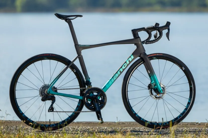 6.6kgの軽さを実現した超軽量レーサー「スペシャリッシマRC」｜Bianchi