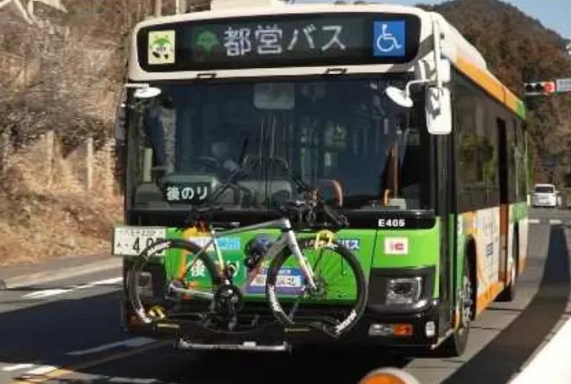 都営バスで初となる「サイクルバス」の実証運行がスタート！　バス前面に自転車を2台搭載