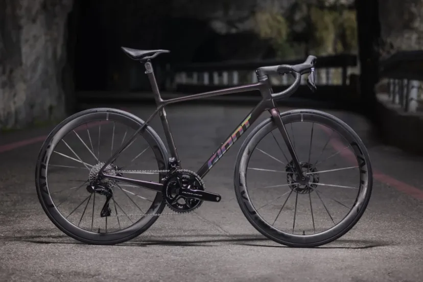 「TCR」がフルモデルチェンジ！　歴代最軽量＆高剛性を実現した3シリーズを発表｜GIANT