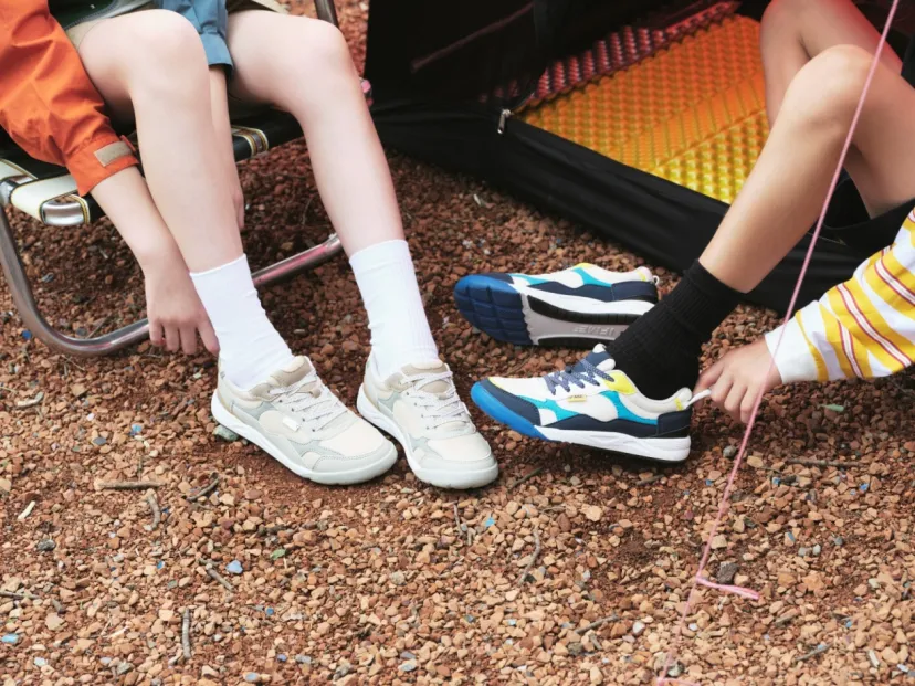 遊びながら子どもの足を鍛える。カラフルなアウトドアスニーカーが登場！