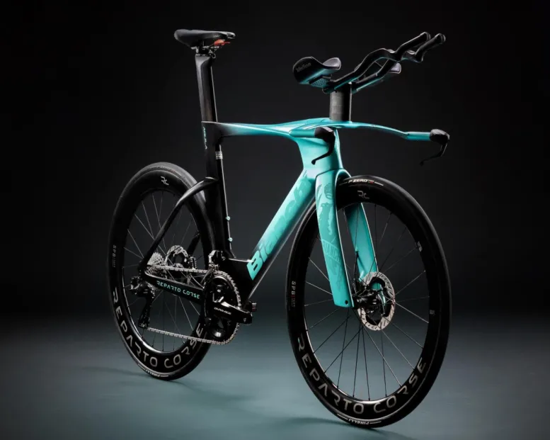 ビアンキが最新タイムトライアルモデル「AQUILA RC」を発表｜BIANCHI