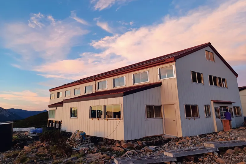 【山小屋泊・テント泊登山】神々しい御来光を朝食とともに。「五色ヶ原山荘」｜北アルプス山小屋大全