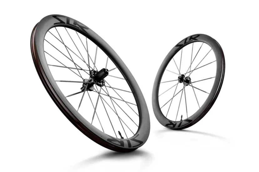 新世代のスピードを支える新型エアロホイール「SLR 50」&ステム一体型エアロハンドルバーが登場｜GIANT