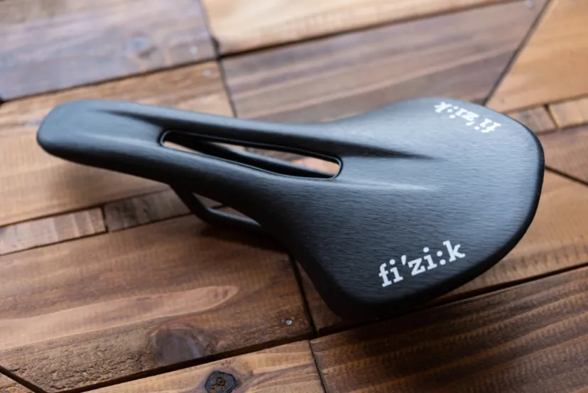 フィジーク・サドルの新たなる潮流。EVAパッド採用の新生「R1ライト」の実力を問う｜fi‘zi:k