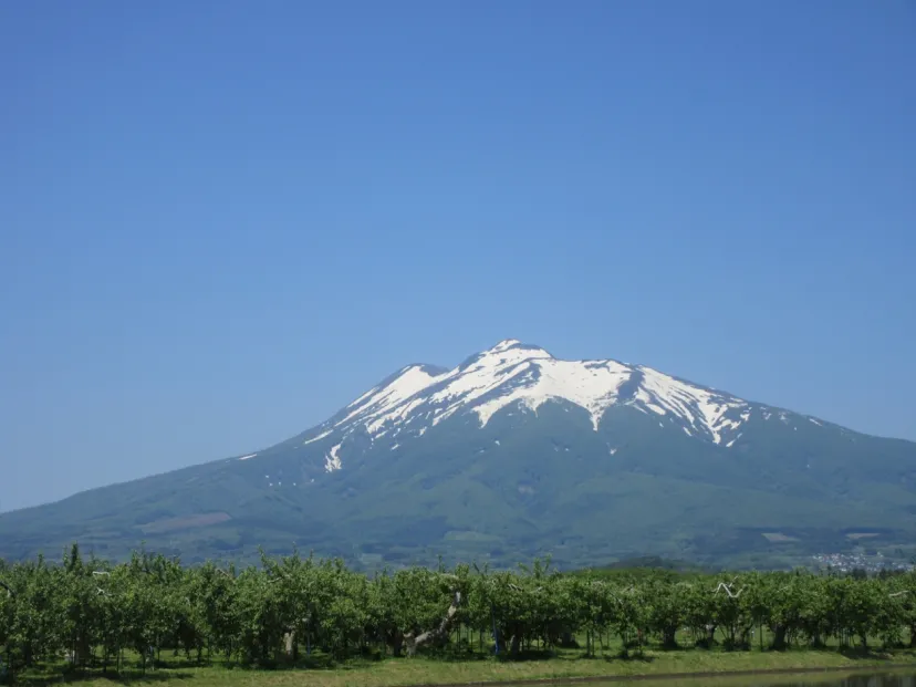 津軽富士「お岩木様」に登拝し、海辺に湧く絶景露天へ。岩木山と日本海の夕陽に染まる「金色の湯」|山本晃市の温泉をめぐる日帰り山行記 Vol.19