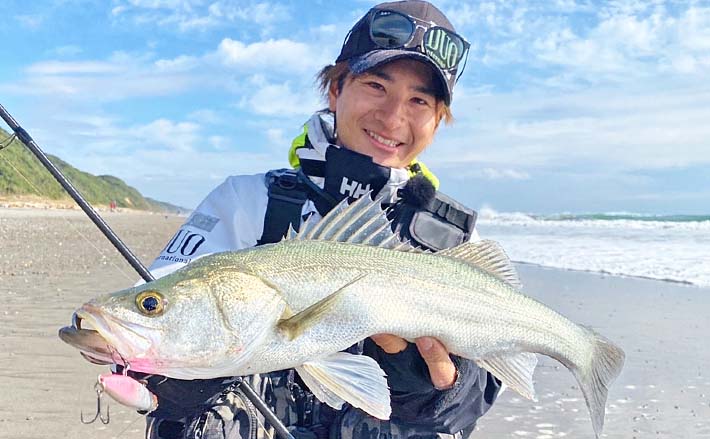 愛知サーフシーバスゲームで本命2匹　適度な荒れで魚の活性アップ？