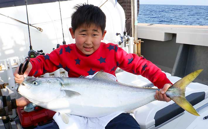 オフショアジギングでちびっ子アングラーが8kg寒ブリ釣りあげた【福井】