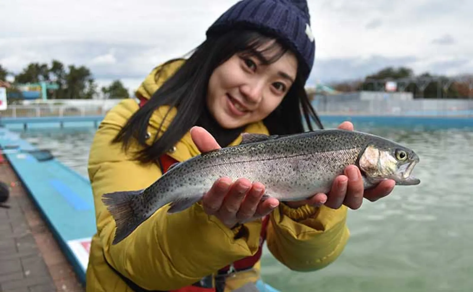 プールでのテンカラ釣りでニジマスが連発【埼玉・加須はなさき水上公園