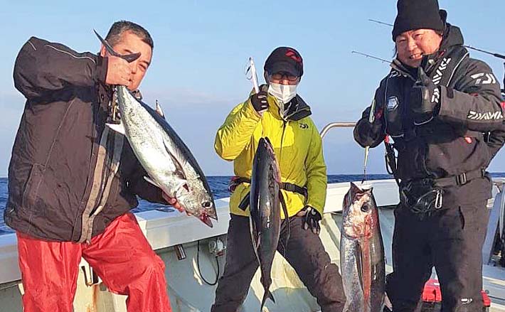志摩沖トンジギ釣行でビンチョウマグロ船中全員安打と絶好調【三重・魚勘丸】