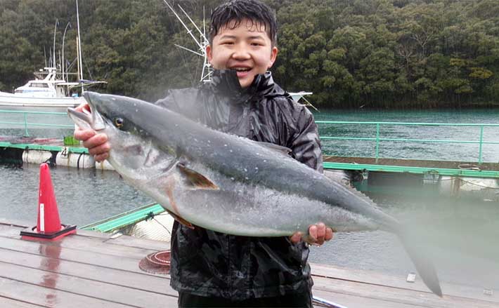 腹パンの良型ブリをキャッチ【愛知・三重】 海上釣り堀最新釣果情報