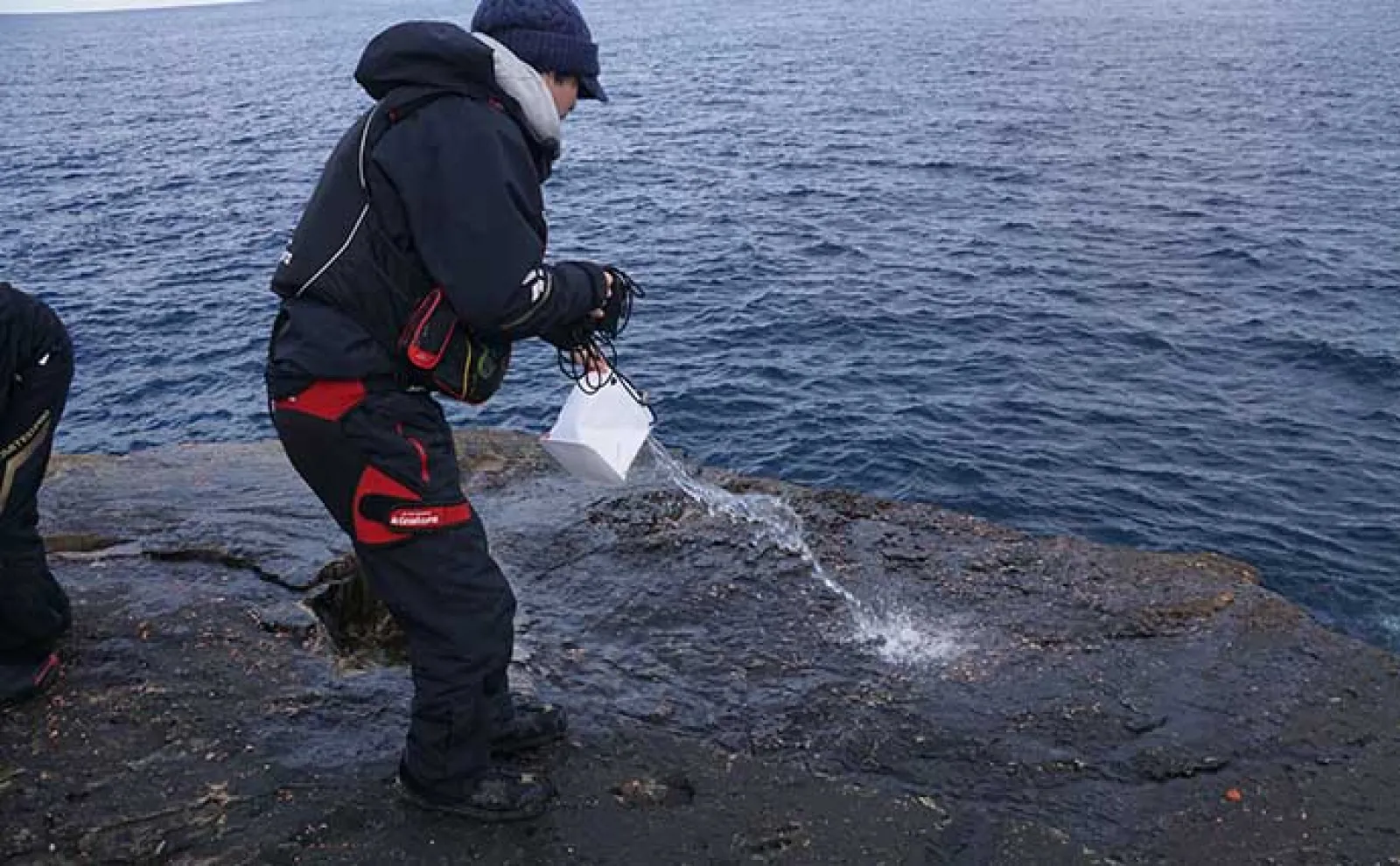 『水平ウキ』活用のフカセ釣りで45cm頭に良型寒グロ連発 特徴・使い方も解説