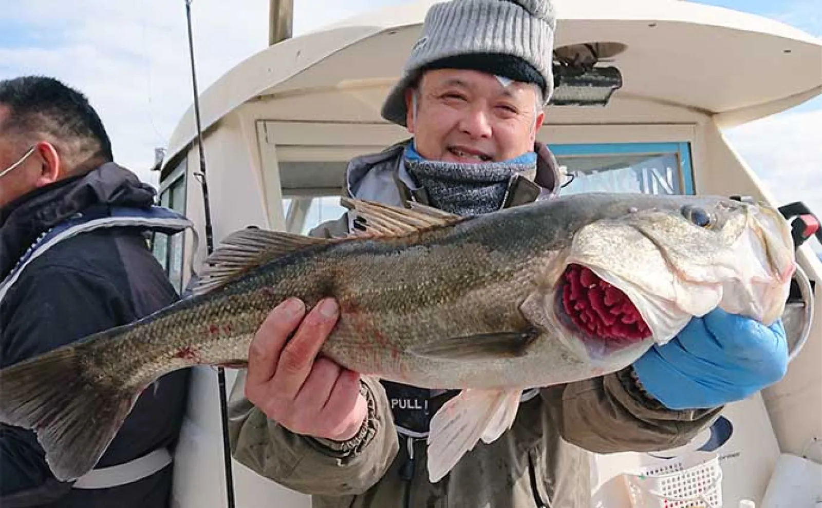 東京湾ジギングシーバス釣行で60cmオーバーがフィーバー【林遊船】