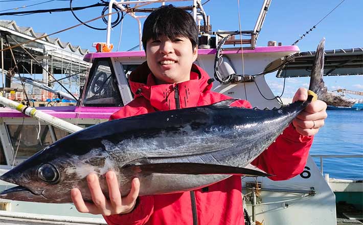 初のオフショアジギングでビンチョウマグロGET【三重・美丸】 船中全員安打