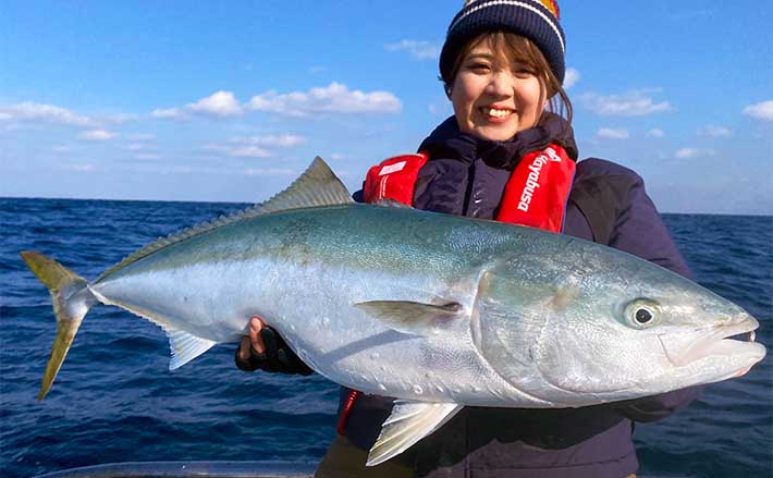 釣り好き女子がジギングで10kg超ブリ獲った　電動ジギングで手中